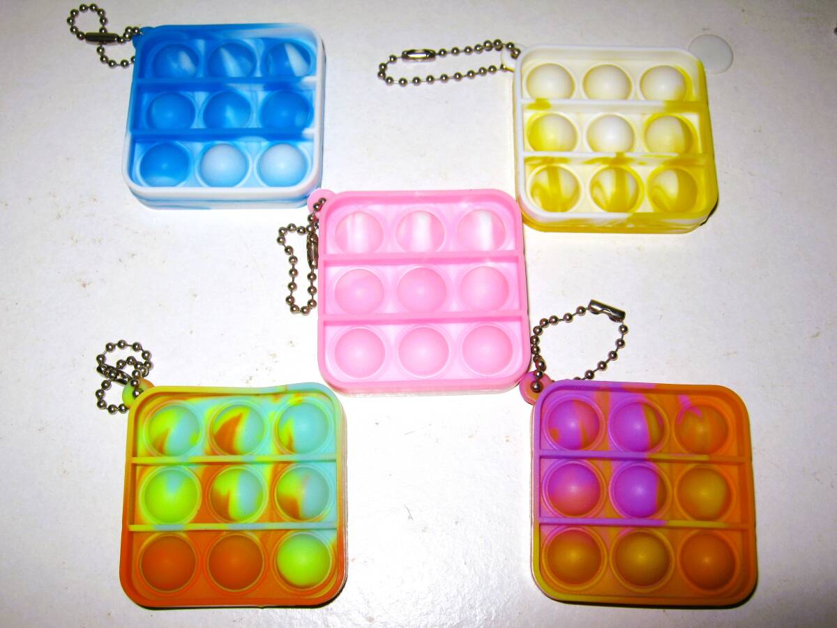 新品【プッシュポップ キーホルダー 5個】カラフル ポップイット ストレス解消 プッシュポップバブル 無限プチプチ イライラ解消 正方形拍卖
