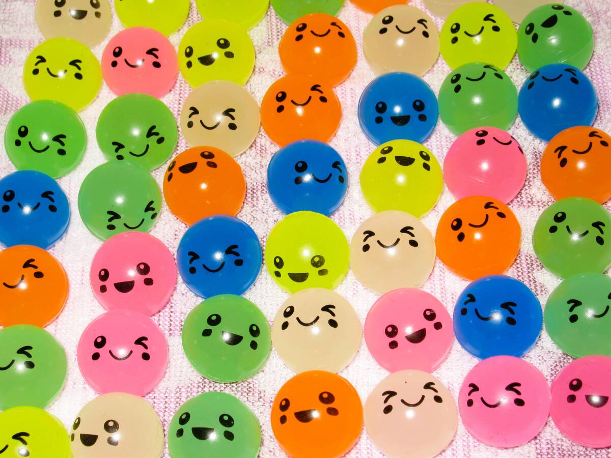 光る!【にこにこスーパーボール 50個セット】笑顔 かわいい 可愛い カラフル イベント 子供会 お祭り スーパーボールすくい 可愛い拍卖