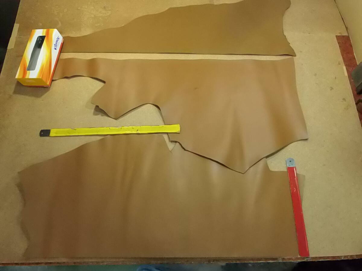 3 牛革はぎれ スムースコンビ鞣しブラウン完全染色 3色3枚 1.8ミリ 張り有 革小物 大きいサイズ タンニン含む拍卖