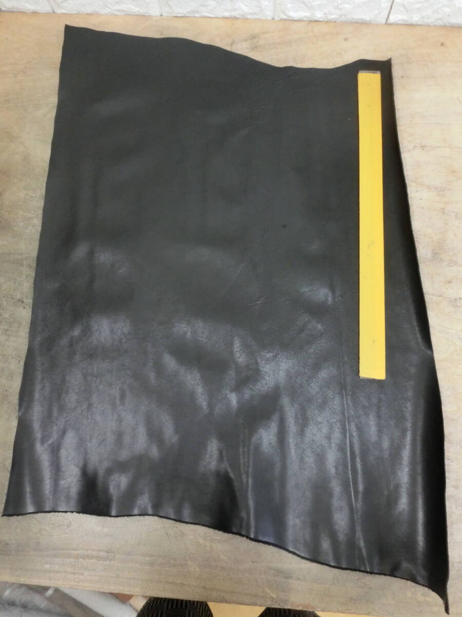 Y25【今週の特価】黒 コンビ鞣しタンニン含 革らしいシボ感有 ニッピシール無 1~1,3ミリ 最長部約78×59㎝ 靴材料 レザークラフト拍卖