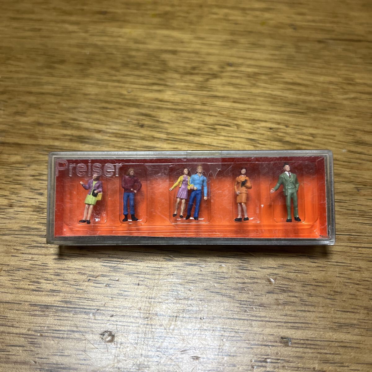 送料込み■未使用 プライザー Preiser  10054 カップル? 緑色 保管品 塗装済完成品 HO(1/87) 情景 背景 フィギュア拍卖