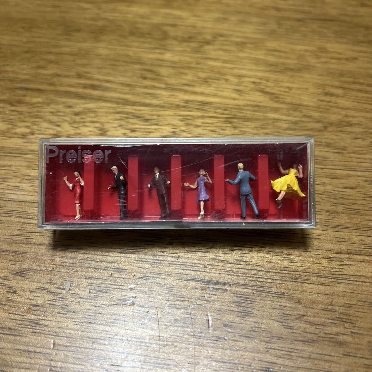 送料込み■未使用 プライザー Preiser  10120 ダンス 赤色 保管品 塗装済完成品 HO(1/87) 情景 背景 フィギュア拍卖