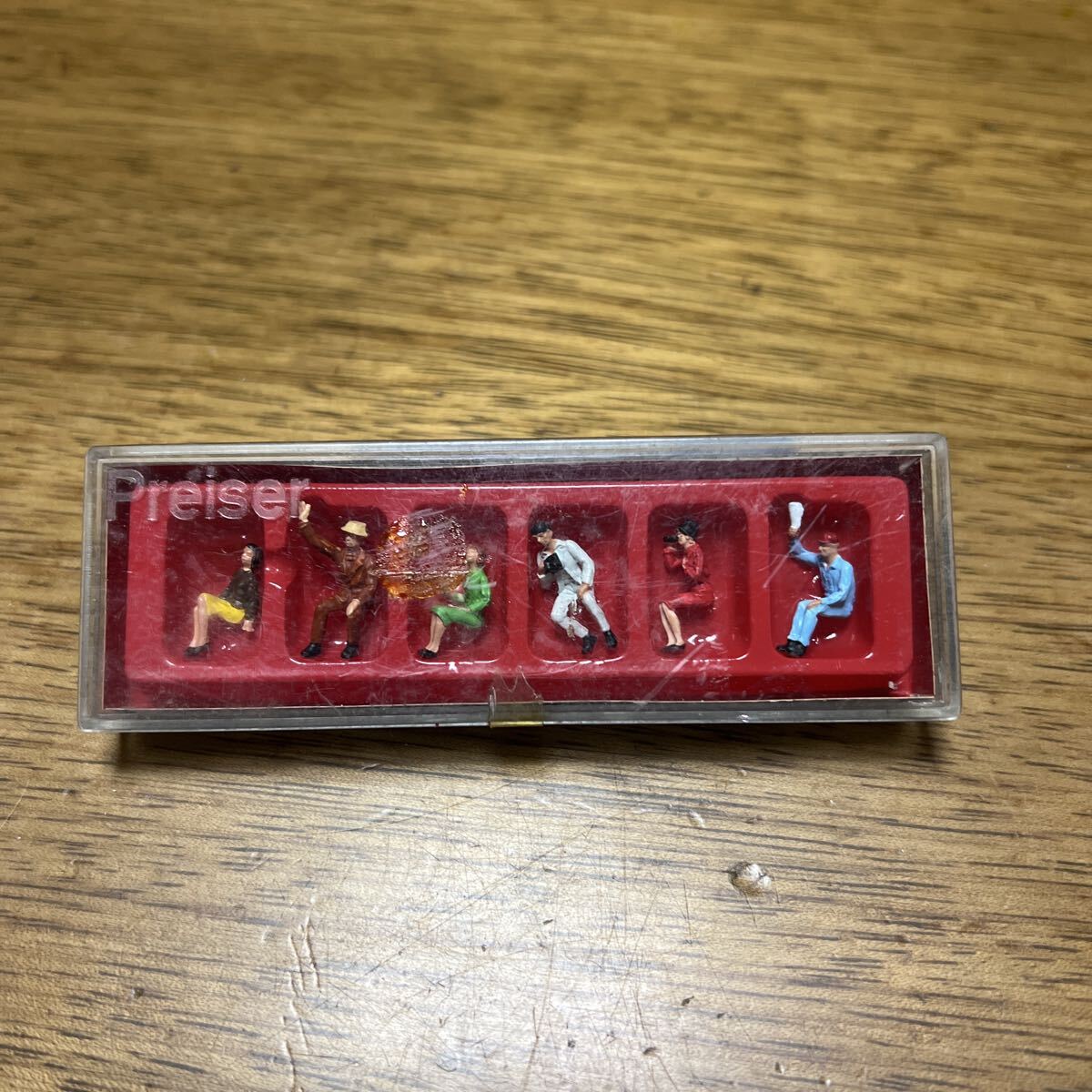 送料込み■未使用 プライザー Preiser  14025 座っている観客?  水色 保管品 塗装済完成品 HO(1/87) 情景 背景 フィギュア拍卖