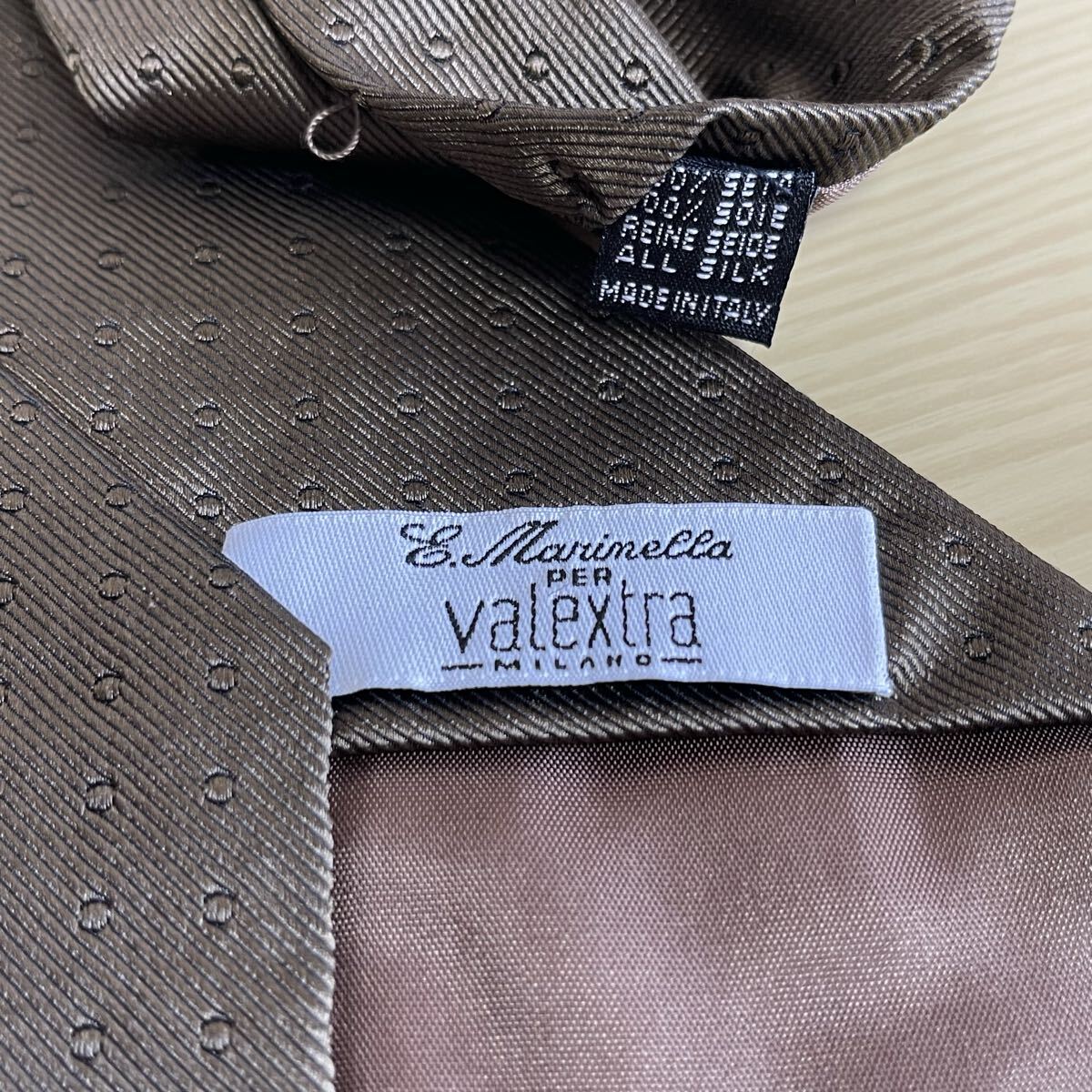 イーマリネッラ(E.MARINELLA)× Valextra(ヴァレクストラ)茶緑点々模様ネクタイ ダブルネームタイ拍卖