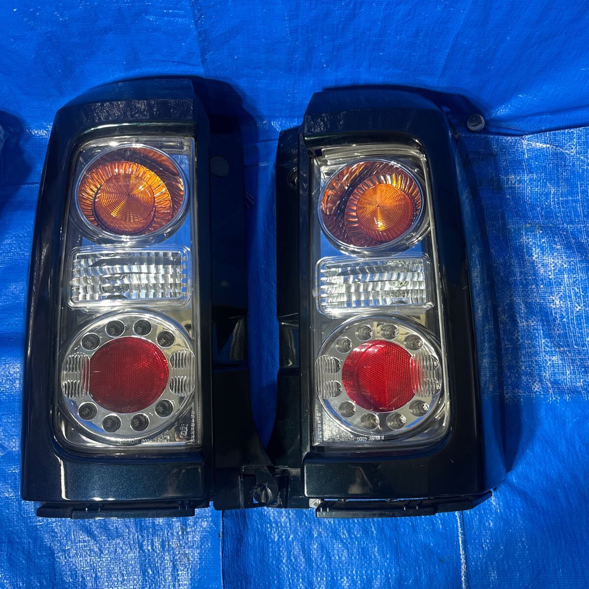 ◆ニッサン エルグランド《 E51 MNE51 NE51 ME51 》純正 テールライト テールランプ 左右セット カバー付き カラー G30 割れなし 点灯OK◆拍卖