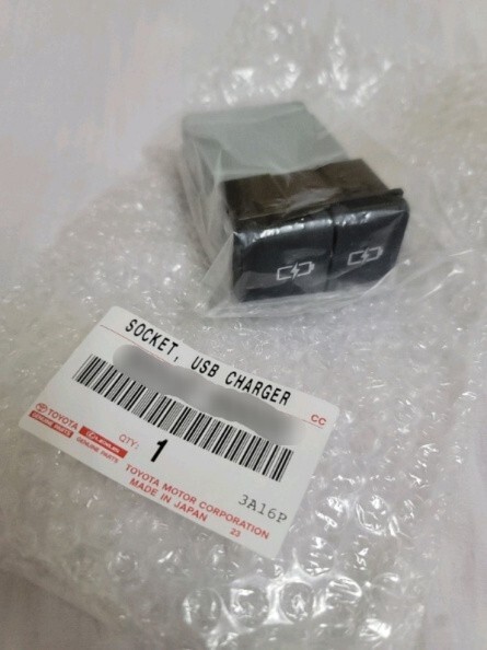 新品 純正品 TOYOTA トヨタ USBチャージャ ソケット トヨタ車全般拍卖
