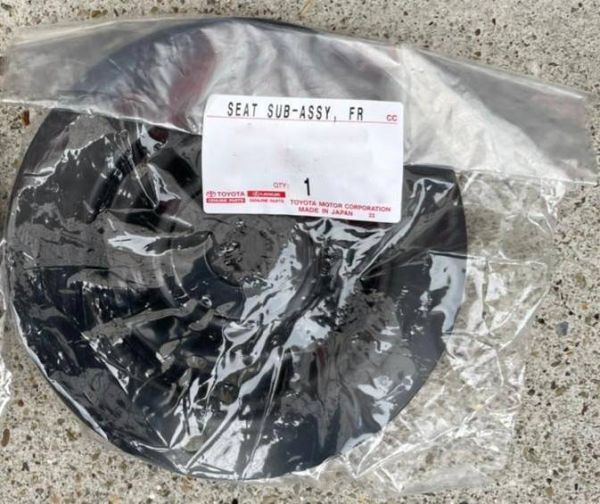 新品 純正品 TOYOTA トヨタ フロントコイルスプリングシートアッパー 左右共通 2個セット プリウス ZVW30 カローラルミオン NZE151拍卖
