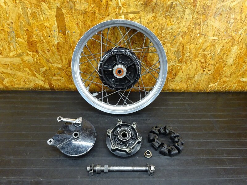 【250811】W650(EJ650A-012)◇ リアホイール 18×2.75 ハブ ドラムブレーキ シャフト フレ/腐食/ブレーキ段付き有 【検索:W400 EJ400A拍卖