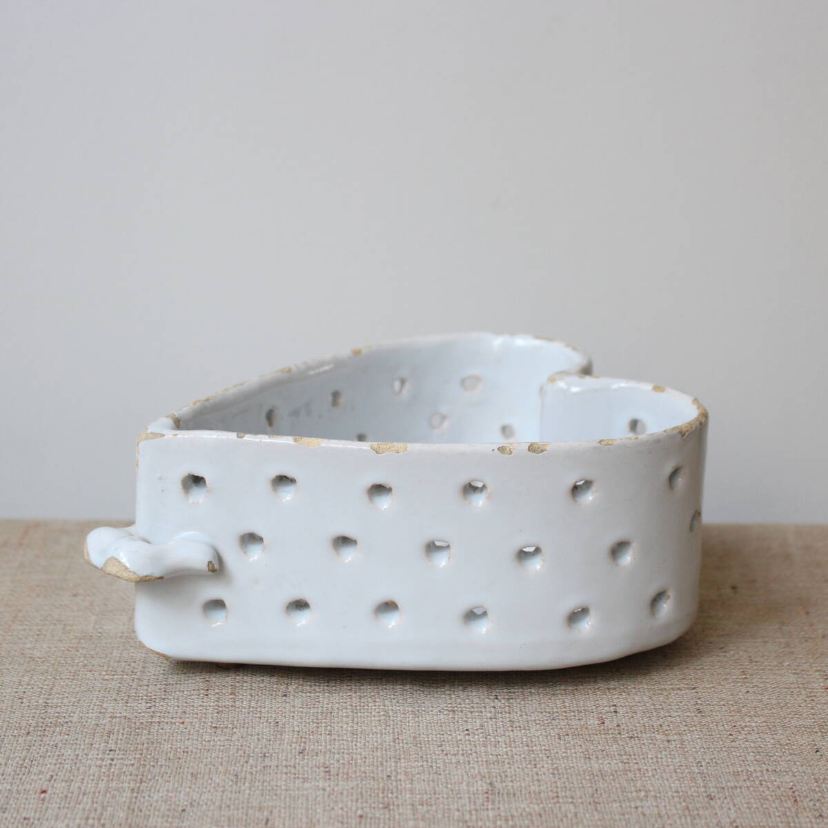 18-19世紀 西洋骨董 古道具 フランス ハート形 白釉水切り鉢 穴あきボウル アンティーク ブロカント 容器 型 ファイアンス ムスティエ 北欧拍卖