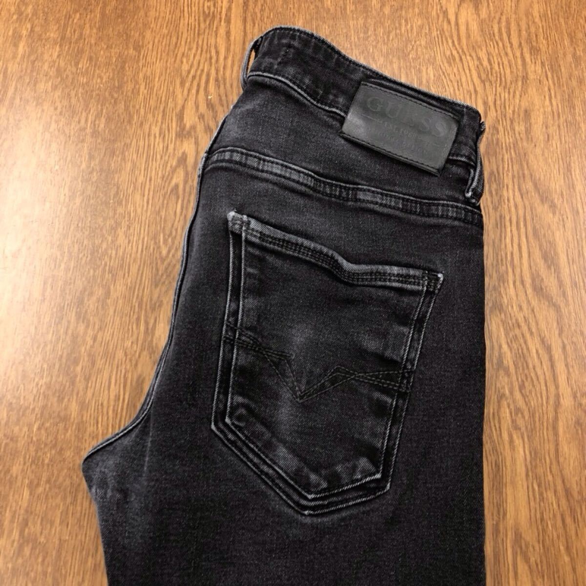 【GH269】GUESS W30 L32 スキニー ブラック ジーンズ ジーパン デニムパンツ ストレッチ生地 股上浅め ブランド古着 ゲス 送料無料拍卖