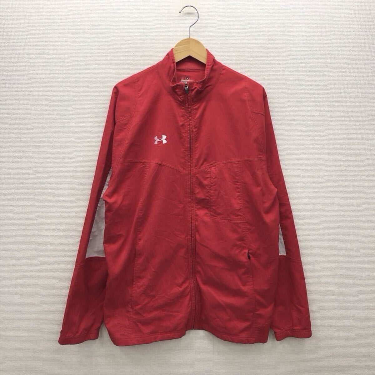 【GH490】UNDER ARMOUR LGサイズ ウィンドブレーカー レッド イヤホンホール付き ポケットジップ ブランド古着 アンダーアーマー 送料無料拍卖