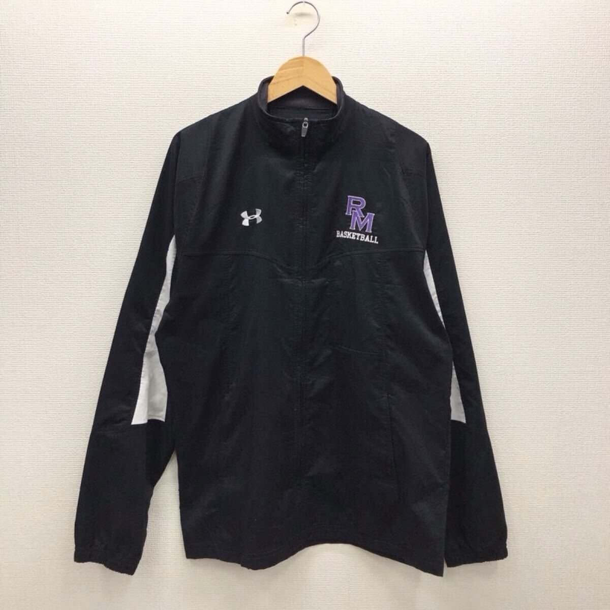 【GH533】UNDER ARMOUR MDサイズ ウィンドブレーカー ブラック イヤホンホール付き ブランド古着 アンダーアーマー スポーツウェア送料無料拍卖