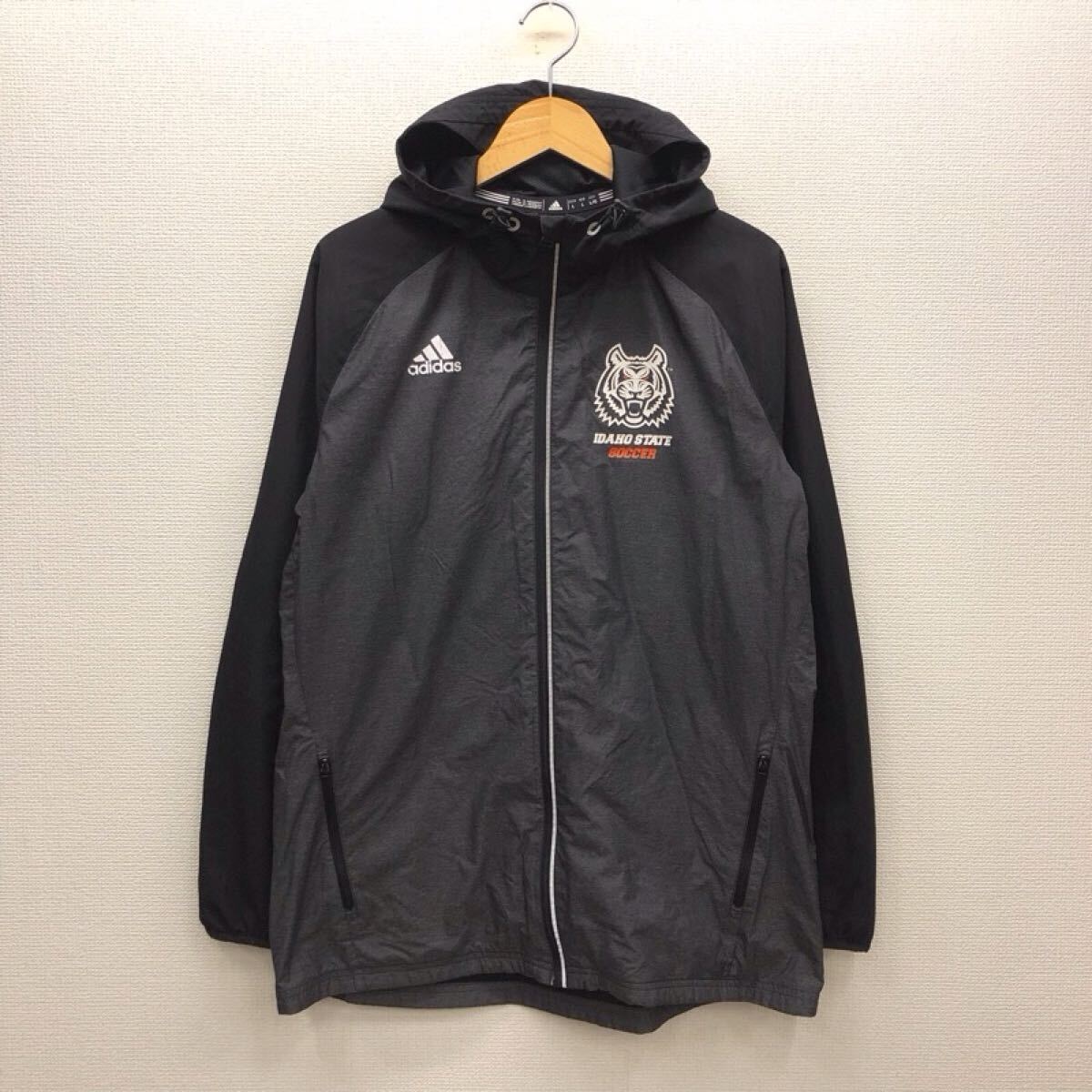 【GH539】adidas Lサイズ(USA) ウィンドブレーカー チャコール×ブラック フード付き イヤホンホール付き ブランド古着 アディダス送料無料拍卖
