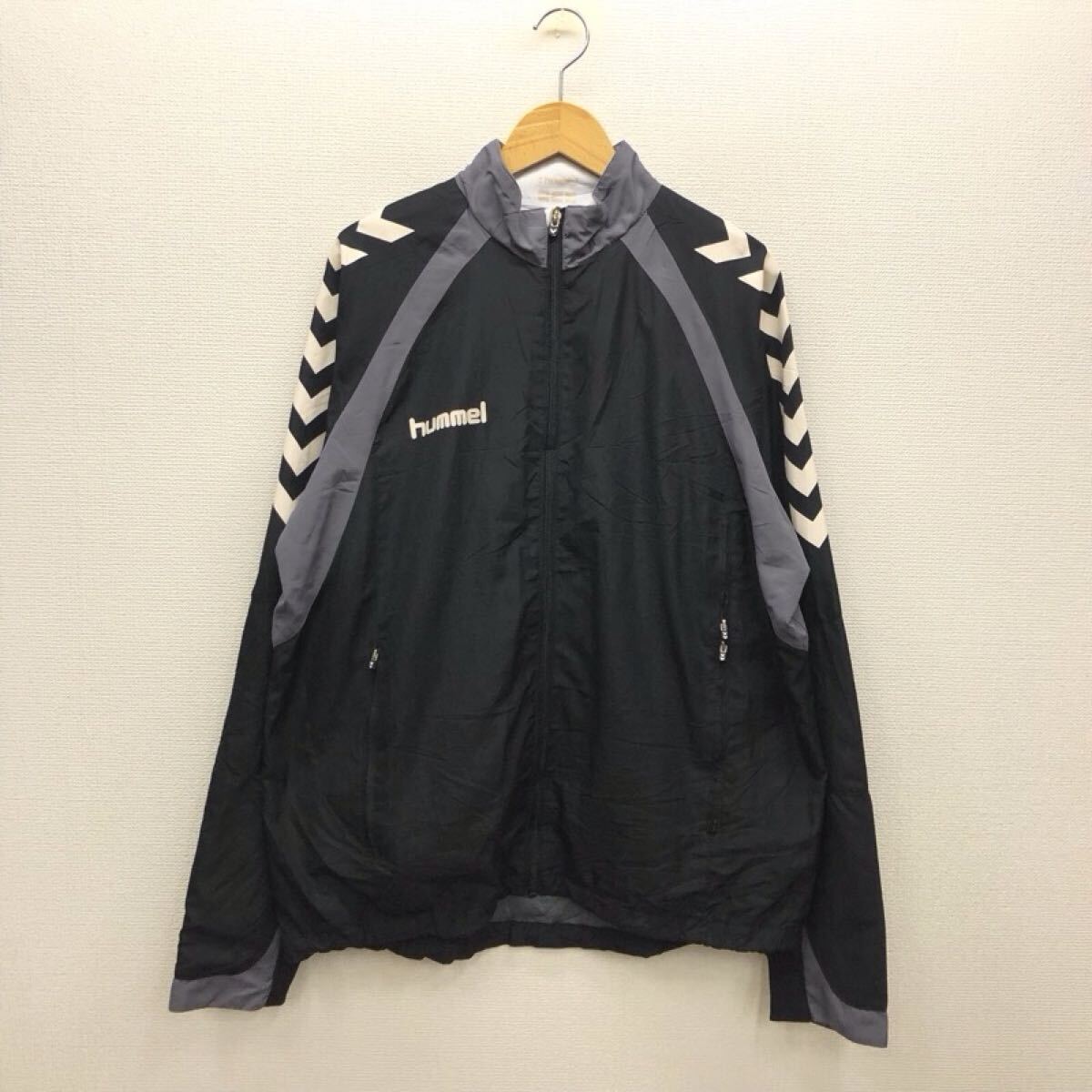 【GH563】hummel ウィンドブレーカー ブラック イヤホンホール付き ポケットジップ ブランド古着 ヒュンメル スポーツウェア 送料無料拍卖
