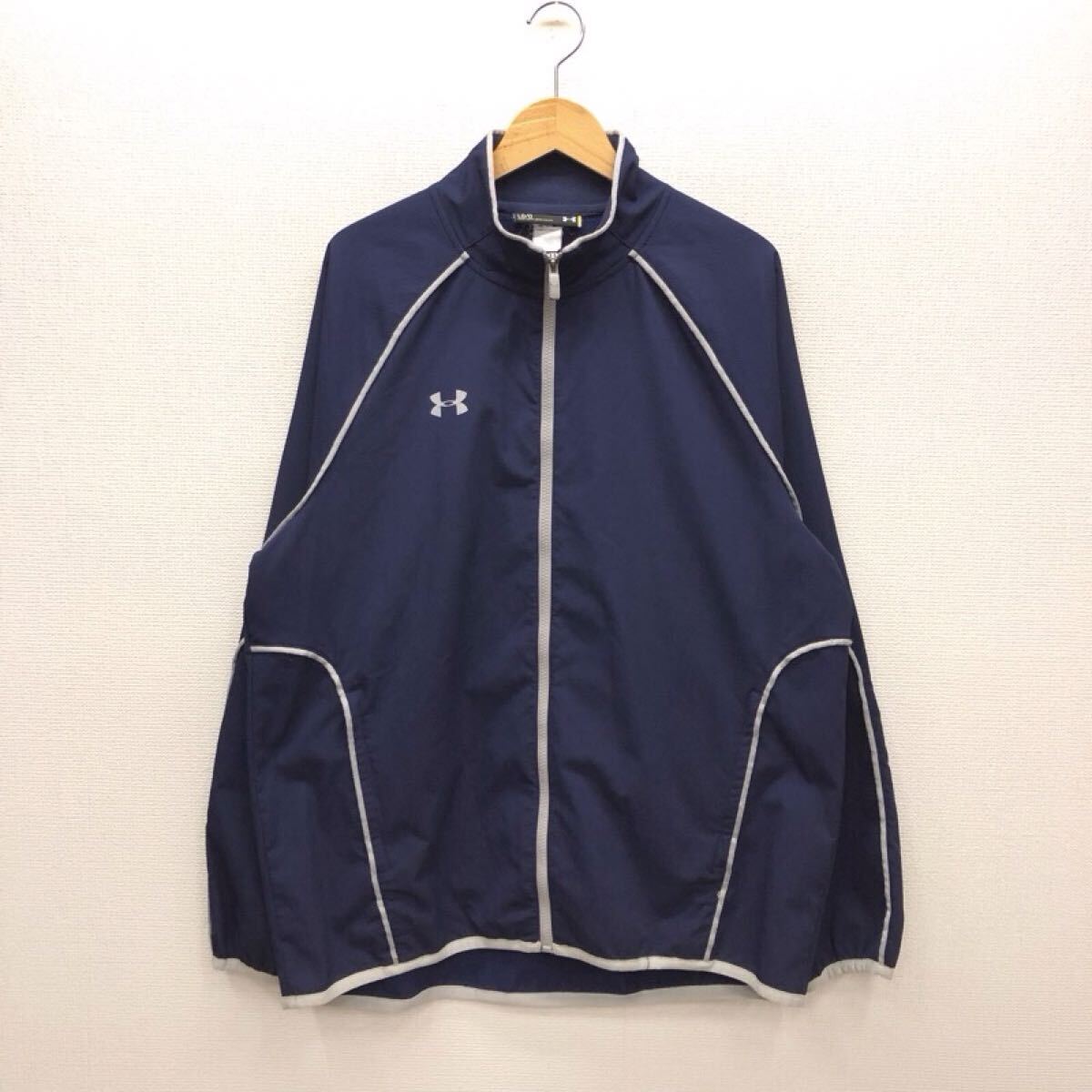 【GH571】UNDER ARMOUR LGサイズ ウィンドブレーカー ネイビー 袖口ゴム ブランド古着 アンダーアーマー スポーツウェア 送料無料拍卖