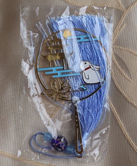 うさぎ飾り 月を見るウサギ 団扇のような形 ゴールドカラー×水色タッセルの飾り 未使用品 本体部分縦約9.5cm rabit 兎 ストラップ拍卖