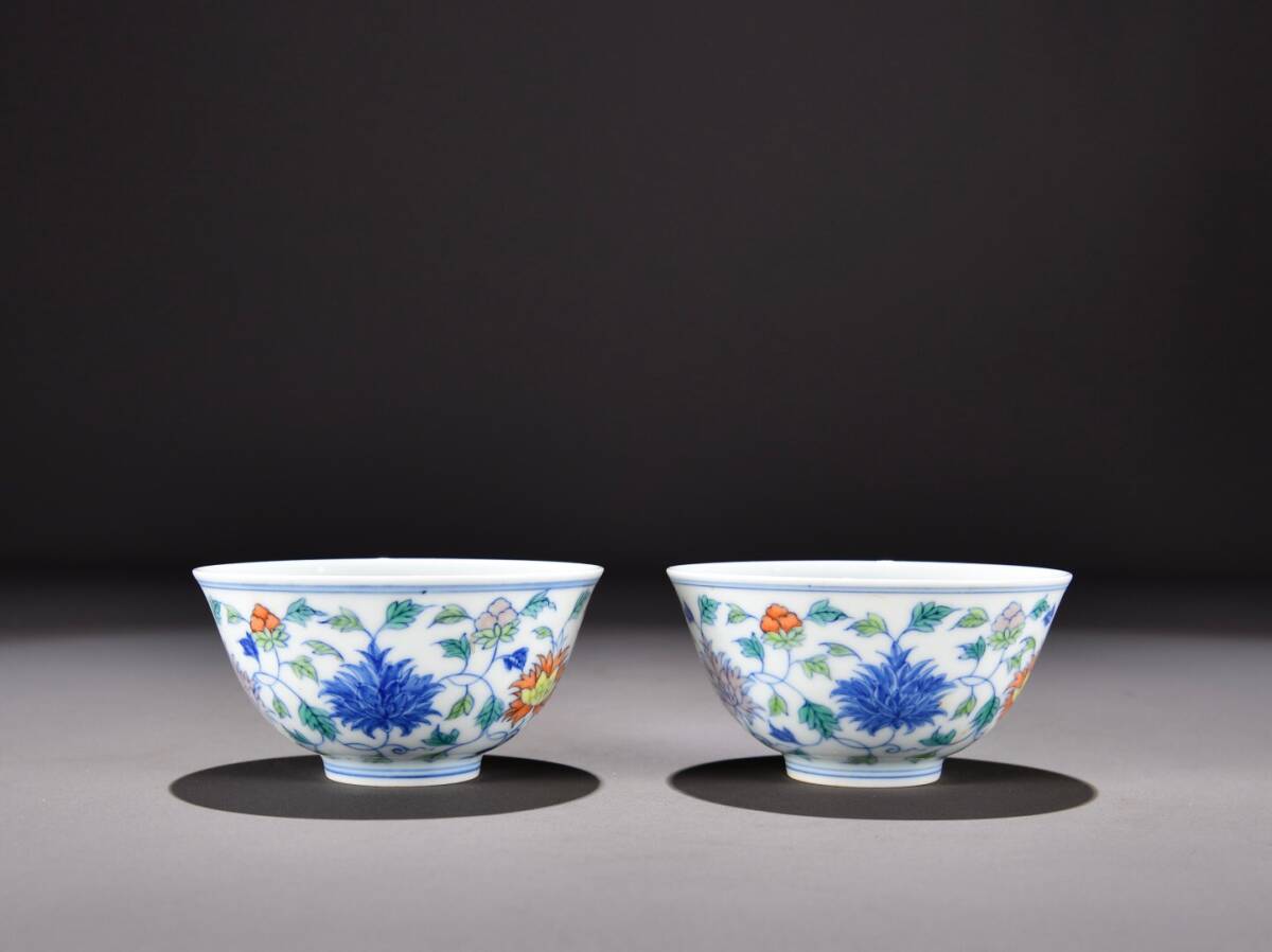 【超珍館蔵】明 成化年製款 古陶瓷品 斗彩 纏枝牡丹紋 供杯一對 陶藝 古賞物 古董品 古美術品 時代物 旧家蔵出 稀少珍蔵品拍卖