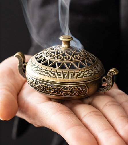 双耳擬古香炉精緻模様透かし彫り三足炉家庭用室内宣徳炉盤香炉卓上置物です拍卖