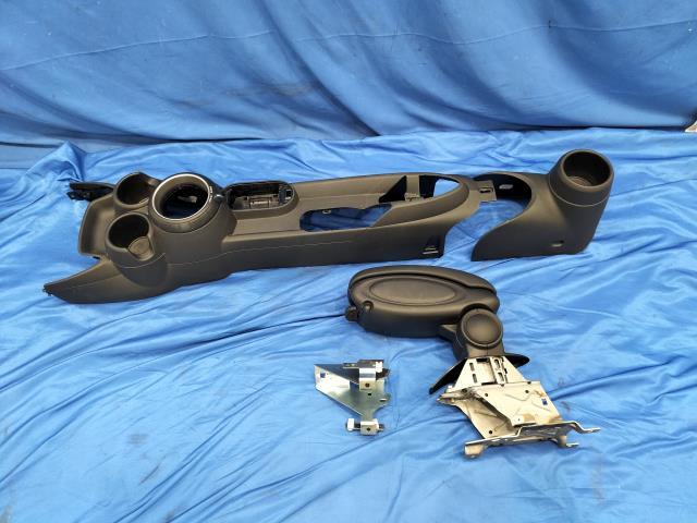 DBA-XS20 BMW ミニ クーパーS F55 右H 平成26年 純正 センターコンソール アームレスト付拍卖