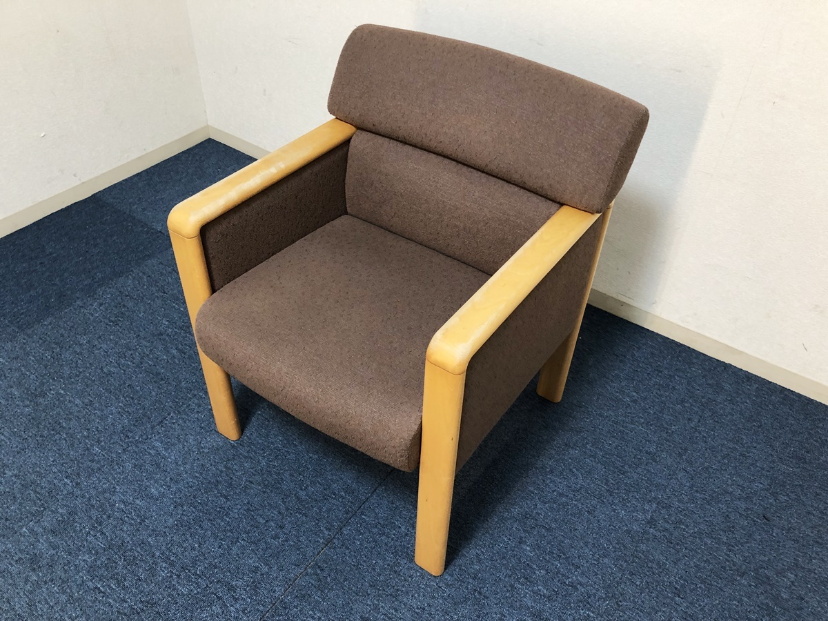 okamura 高級イージーチェア 1人用ソファ 布生地ブラウン生地 肘/脚メープル 北欧カントリー調オカムラ応接ソファ ロビーソファ完成品6拍卖