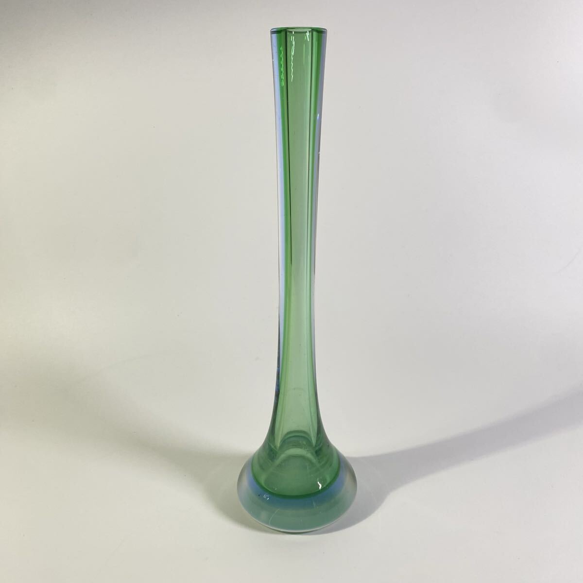 ガラス製 フラワーベース 一輪挿し グリーン系 緑色 硝子製 花器 花瓶 花入 置物 インテリア 飾拍卖