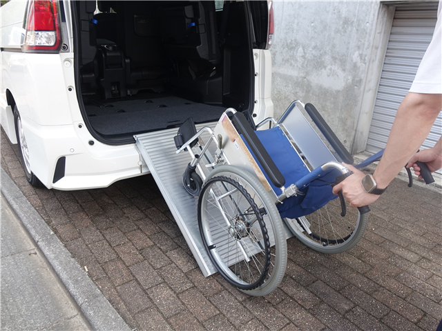 商品説明動画付アルミ製 910mm 軽量 スロープ 折り畳み式 車椅子 滑り止め アルミ スロープ 最大積載 272kg 介護 福祉車両 階段 段差 解消 拍卖