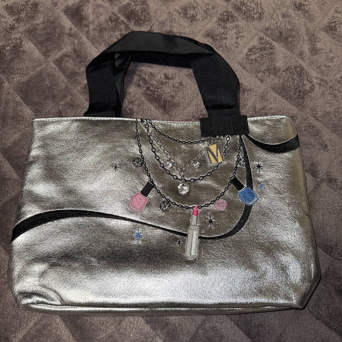 【新品未使用品】 MAQuillAGE マキアージュ トートバッグ シルバー ピンク チャーム付 お出かけ お買い物 旅行 レディース拍卖