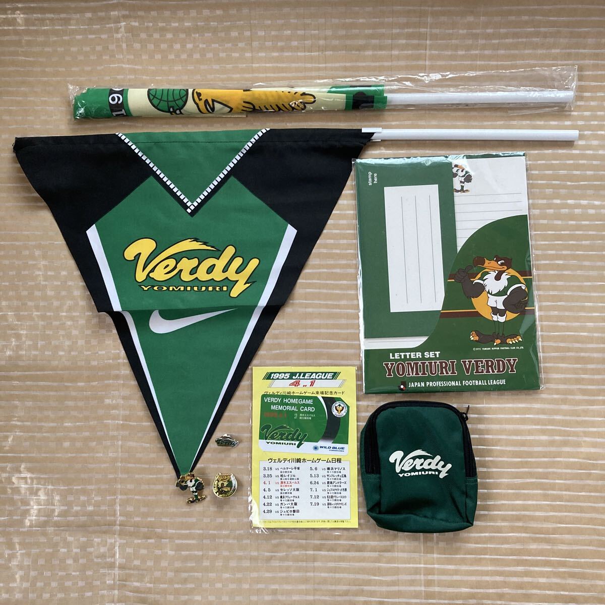 n6017 『Jリーグ』ヴェルディ川崎 YOMIURI VERDY グッズ8点セット 1995 来場記念カード、フラグ、ピンバッジ、レターセット 他拍卖