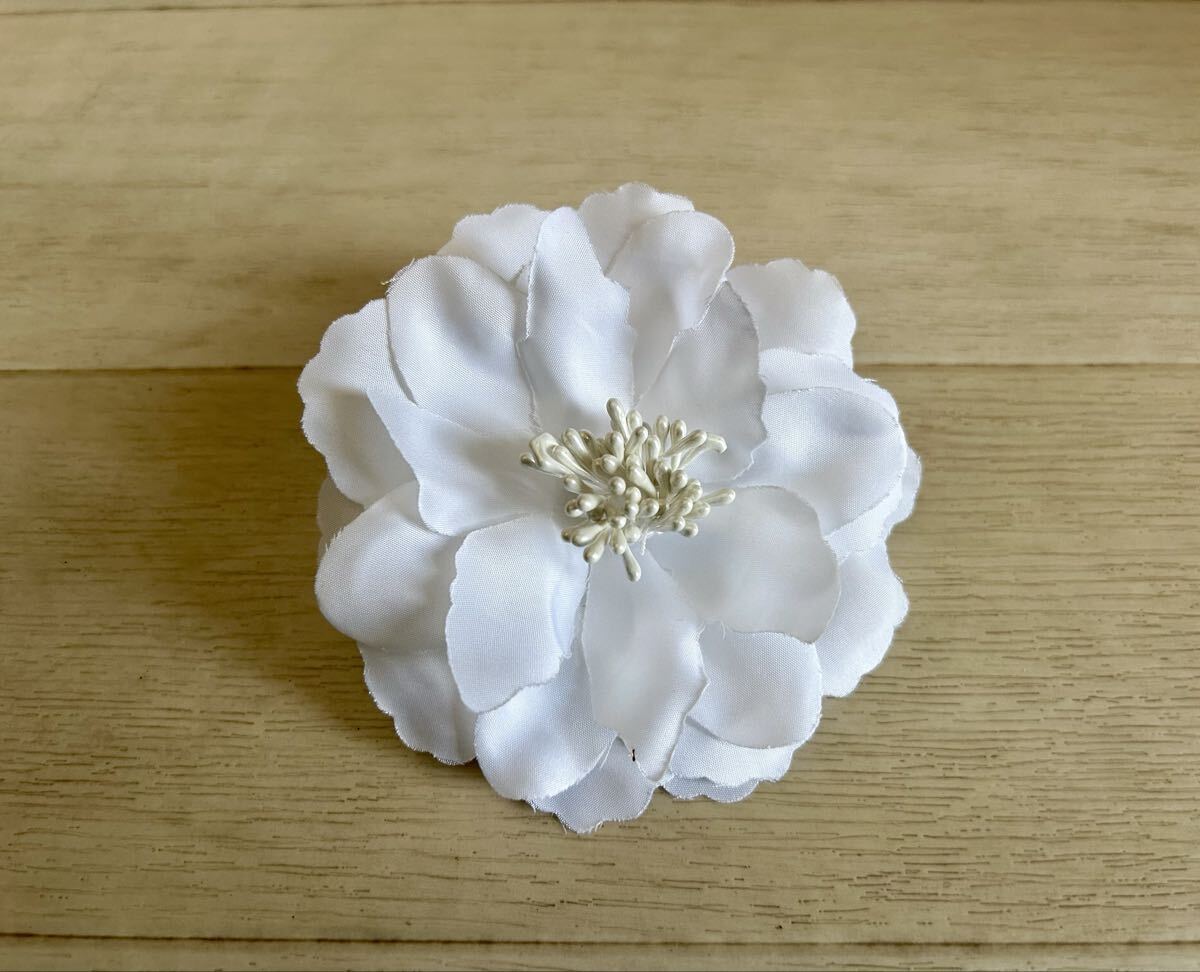白い花■可憐 可愛い 華やか 帽子にも コサージュ ブローチ拍卖