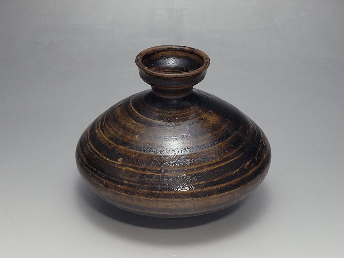 ● 幅 約 11.3 cm 釉薬の色と轆轤跡が調和して作られた変化の姿が風情のある美しい 高麗時代 黒釉 油瓶 花瓶・高麗李朝時代 花瓶 飾瓶 ●拍卖