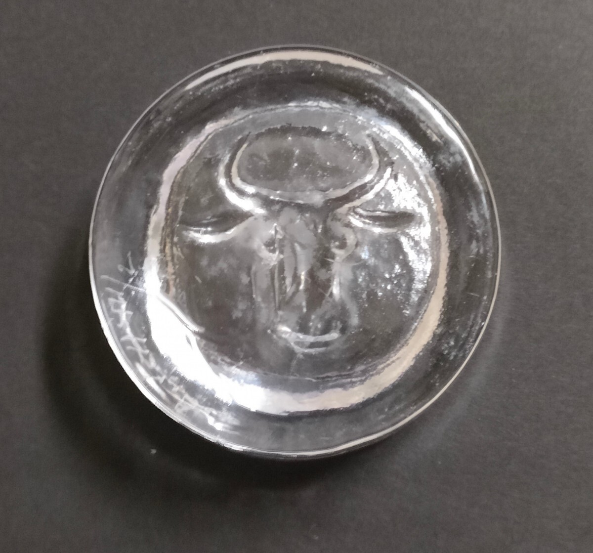 ヴィンテージ  エリック ホグラン Erik Hoglund 牛モチーフ型押しガラス  ラウンドアシュトレイ(灰皿)  ペーパーウェイト 小物入れ拍卖