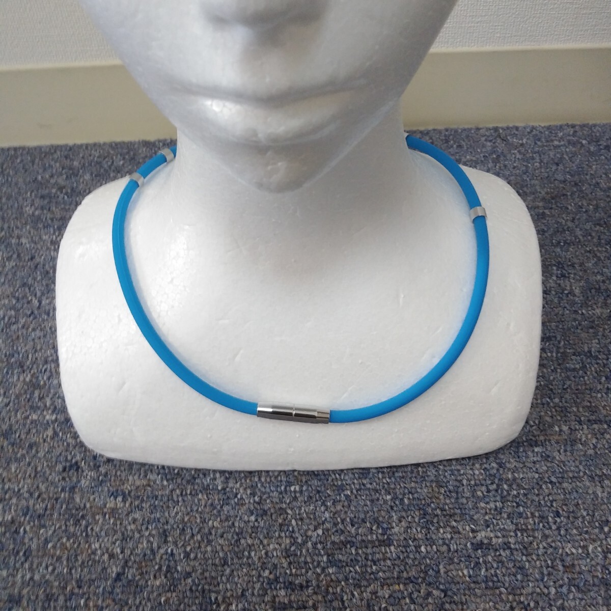 ユニセックス チタンシリコンネックレス ブルー拍卖