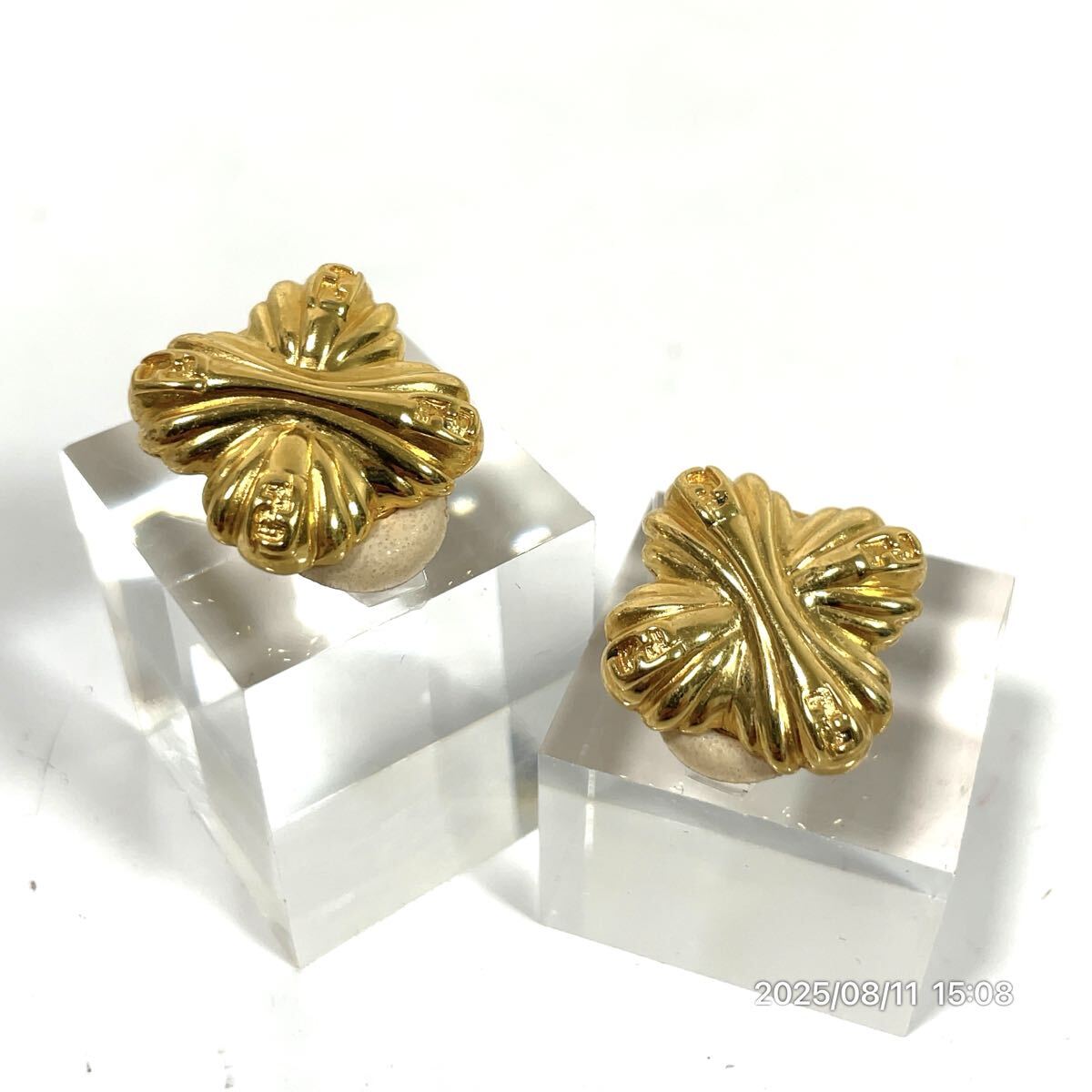 FENDI フェンディ ブランドロゴ 花 フラワーモチーフ ゴールドカラー イヤリング ピアス アクセサリー 装飾品 ファッション 小物拍卖
