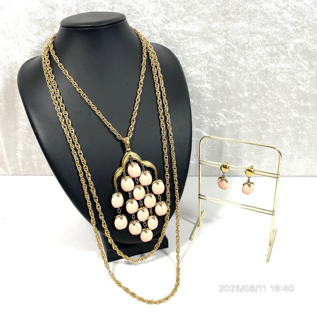 美品 vintage TRIFARI トリファリ ゴールド×ピンクカラー 3連 ロング ネックレス イヤリング アクセサリー 2点セット 拍卖