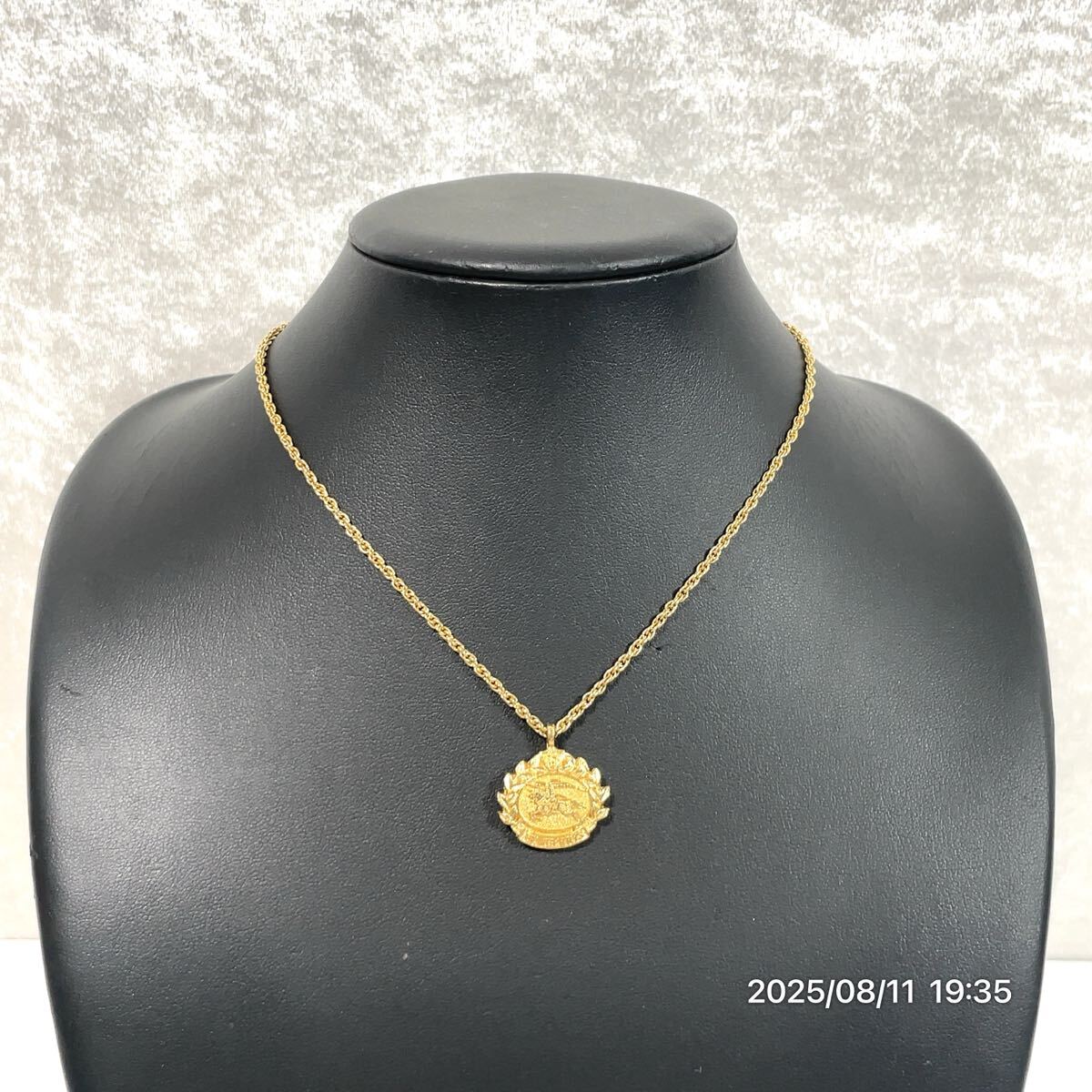 美品 Burberry バーバリー ブランドロゴマーク メダル風 ゴールドカラー ネックレス ペンダント アクセサリー 装飾品 ファッション 小物拍卖