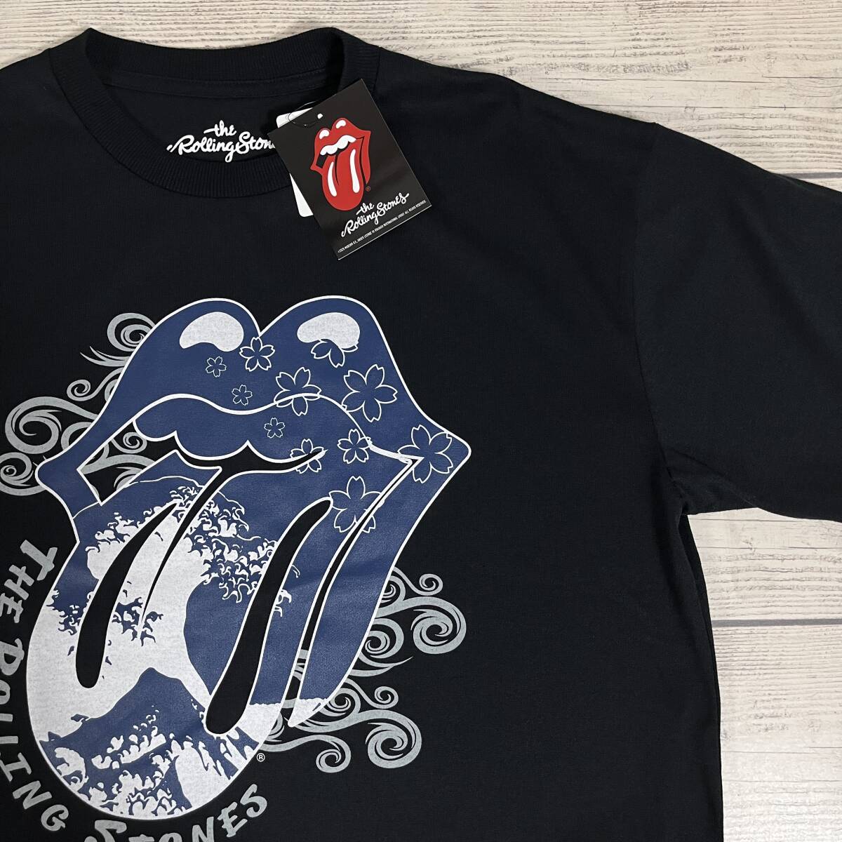 ★ The Rolling Stones (ザ・ローリング・ストーンズ) ★ Tシャツ Mサイズ 黒色 和柄 波 和風 ベロマーク ロックT (タグ付き未着用品)拍卖