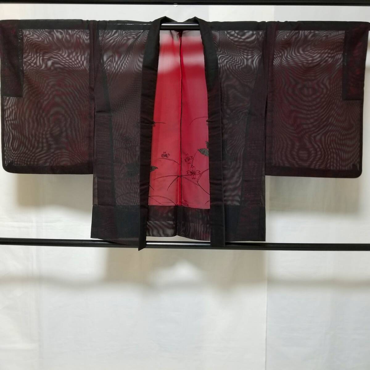 【桐徳】夏.紗織*絵羽織☆黒地*刺繍の桜花{正絹*西陣織*夏絵羽織}*丈74-裄64*表-黒地*裏-臙脂色*ドロンワーク刺繍の桜の花.露芝*№7421拍卖