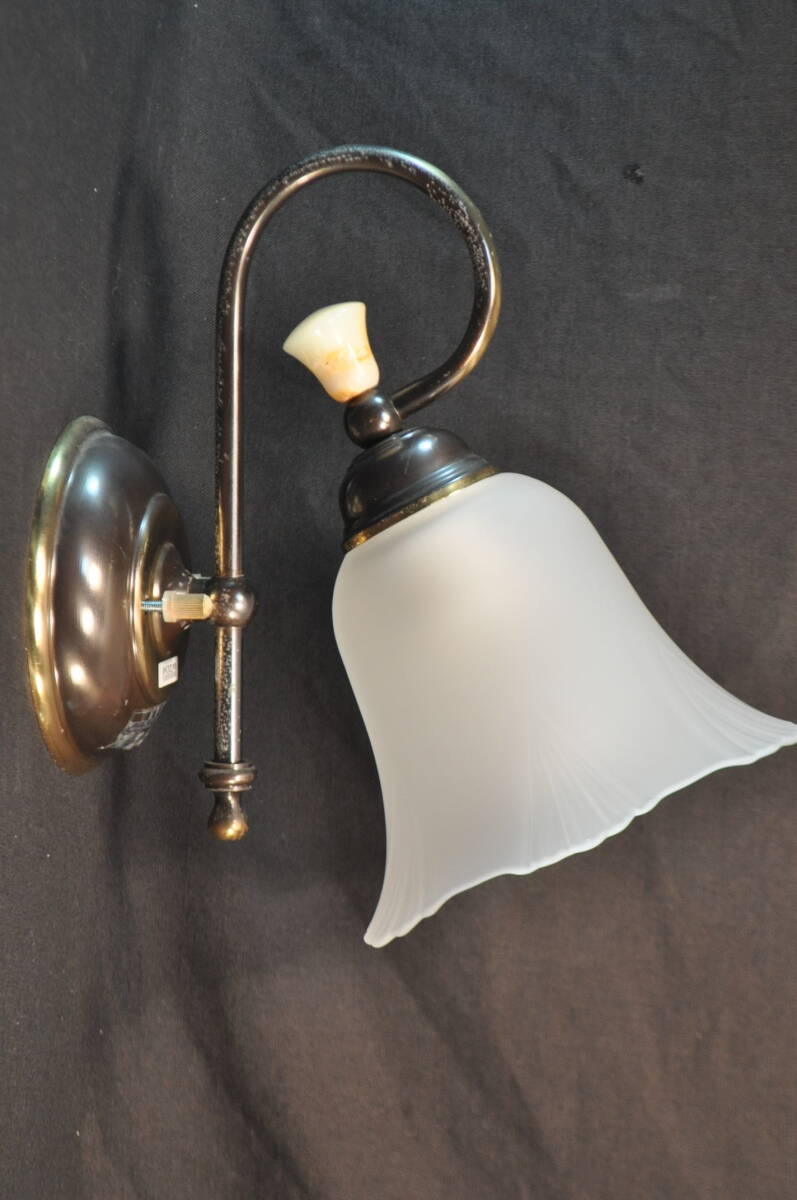 倉13 小泉 ヨーロッパ風 花房形 白色すりガラス 壁直付け 白熱灯照明 60W ABE345833 高260 幅160 奥250ミリ拍卖