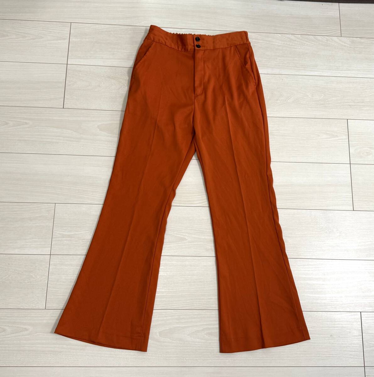 ★Discoat ディスコート センタープレススラックスパンツ L ウエストゴム フレア 美シルエット★拍卖