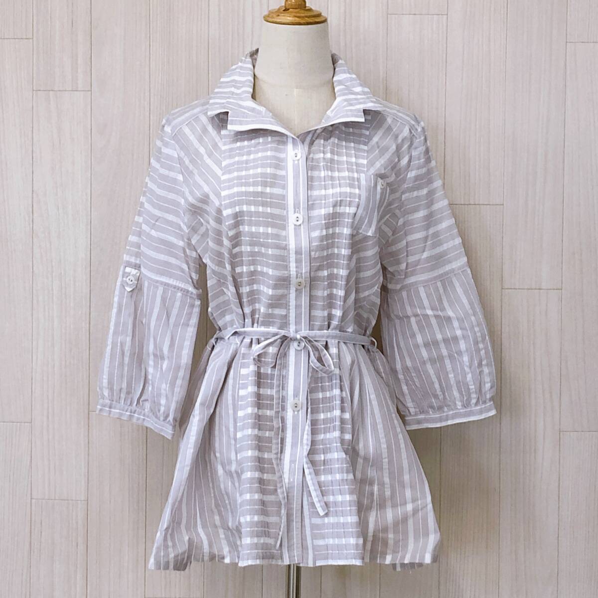 Y2102 NOVEDUE レディース トップス ブラウス 長袖 薄手 ウエスト紐付き ホワイト 白 グレー 灰 ボーダー 涼しげ 大人かわいい 春夏秋 拍卖