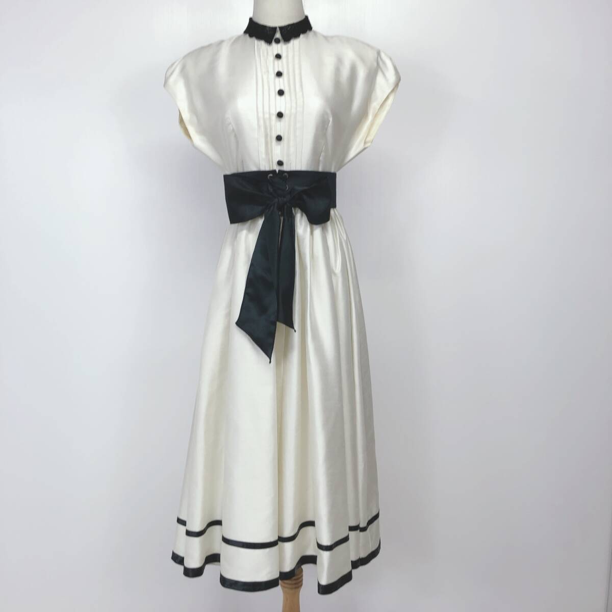 Y2103 レディース ワンピース ロングワンピース 半袖 くるみボタン 肩パッド 背中あき ベルトリボン アイボリー 白 無地 美しい アイドル拍卖
