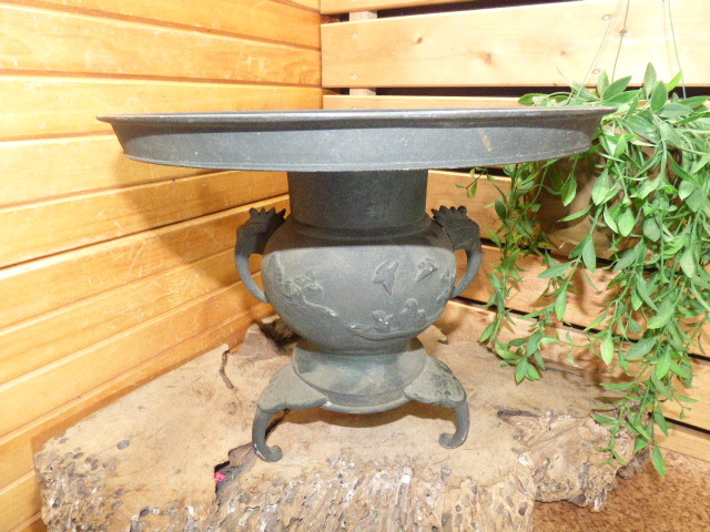 む127.薄端 花器 三つ足 双耳 銅製 2.8kg 拍卖