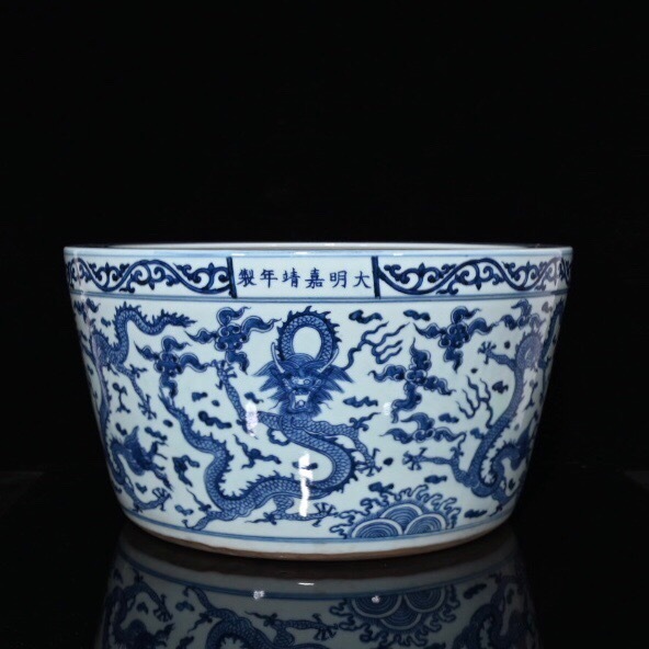 【蔵友館蔵品・明・嘉靖年製款・古陶瓷品・青花・雲龍紋缸・陶藝】・古董品・中国古玩・時代物・希少珍品・中国時代美術拍卖