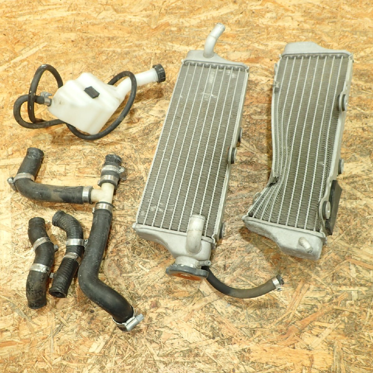 【送料Mサイズ】ハスクバーナ ZKHA200AA9V006*** TE250 ラジエーター ジャンク 検.( インジェクション 20258 1 水1拍卖