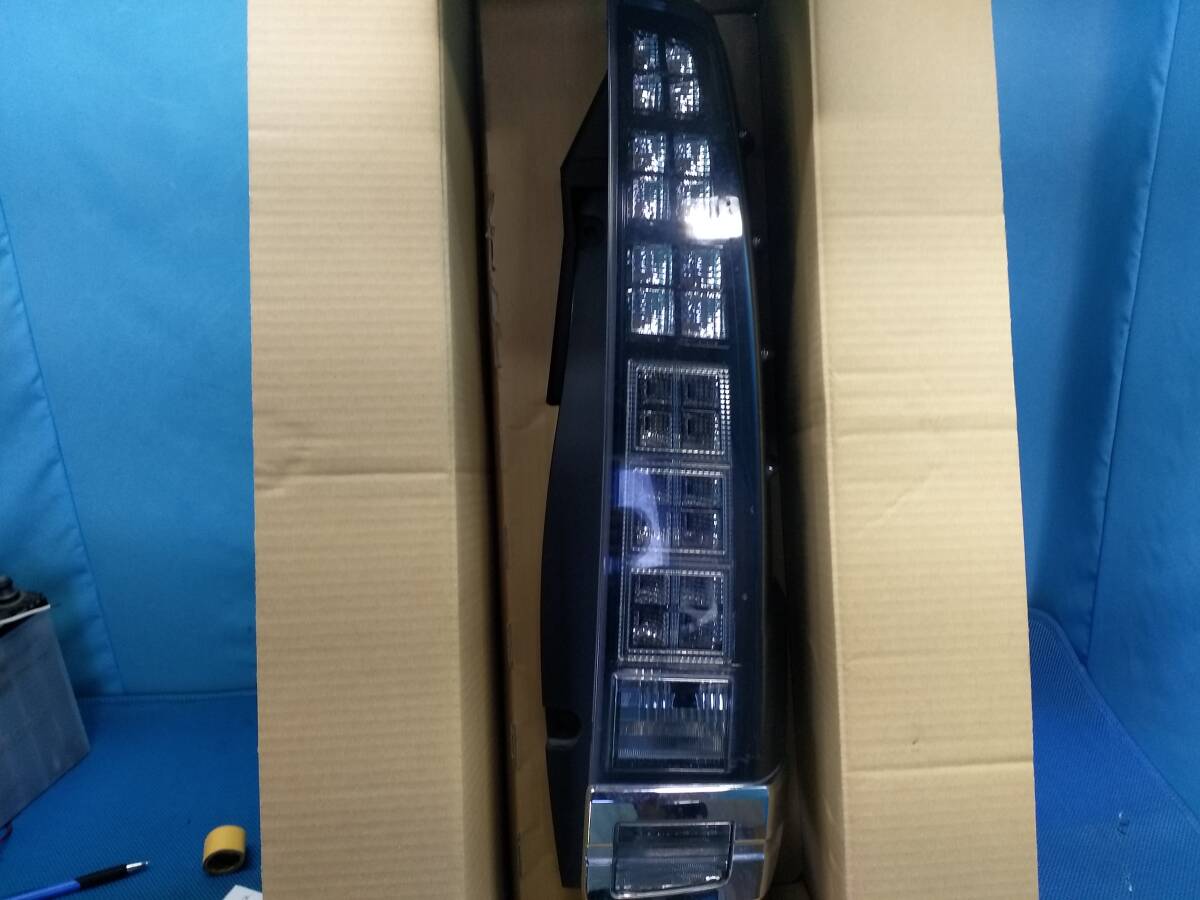 売り切り!! TOYOTA トヨタ ヴォクシー ノア DBA-ZRR85G 右テールランプ 右テールライト 81551-28560 純正 LED拍卖