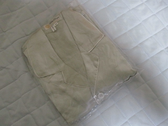 未使用 男性タイシルクパジャマ 銀 M 身長160-165cm~相当拍卖