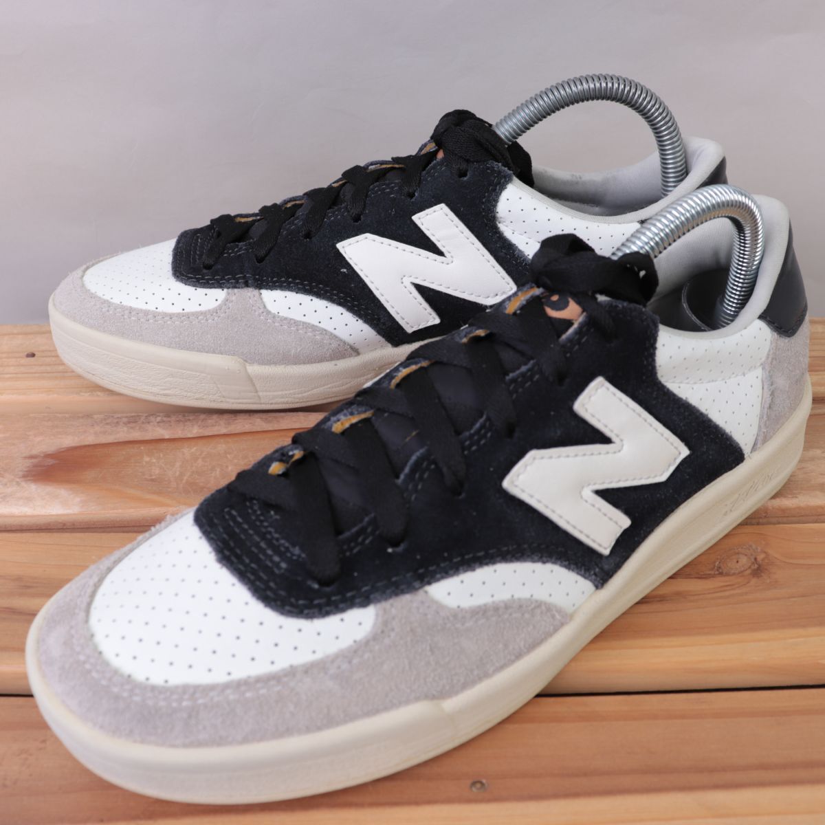 z1097【300】ニューバランス US7 25.0cm/白 ホワイト 黒 ブラック 灰 ライトグレー newbalance メンズ ユニセックス スニーカー 中古拍卖