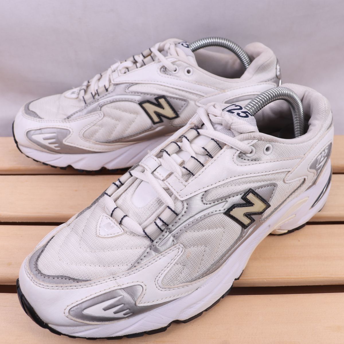 z1142【725】ニューバランス US8 26.0cm位 /白 ホワイト 紺 ネイビー シルバー newbalance メンズ スニーカー 中古拍卖