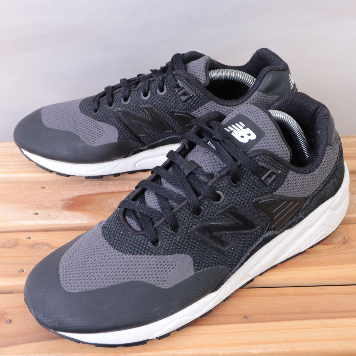 z1074【580】ニューバランス US9 27.0cm/黒 ブラック グレー 白 newbalance メンズ スニーカー 中古拍卖