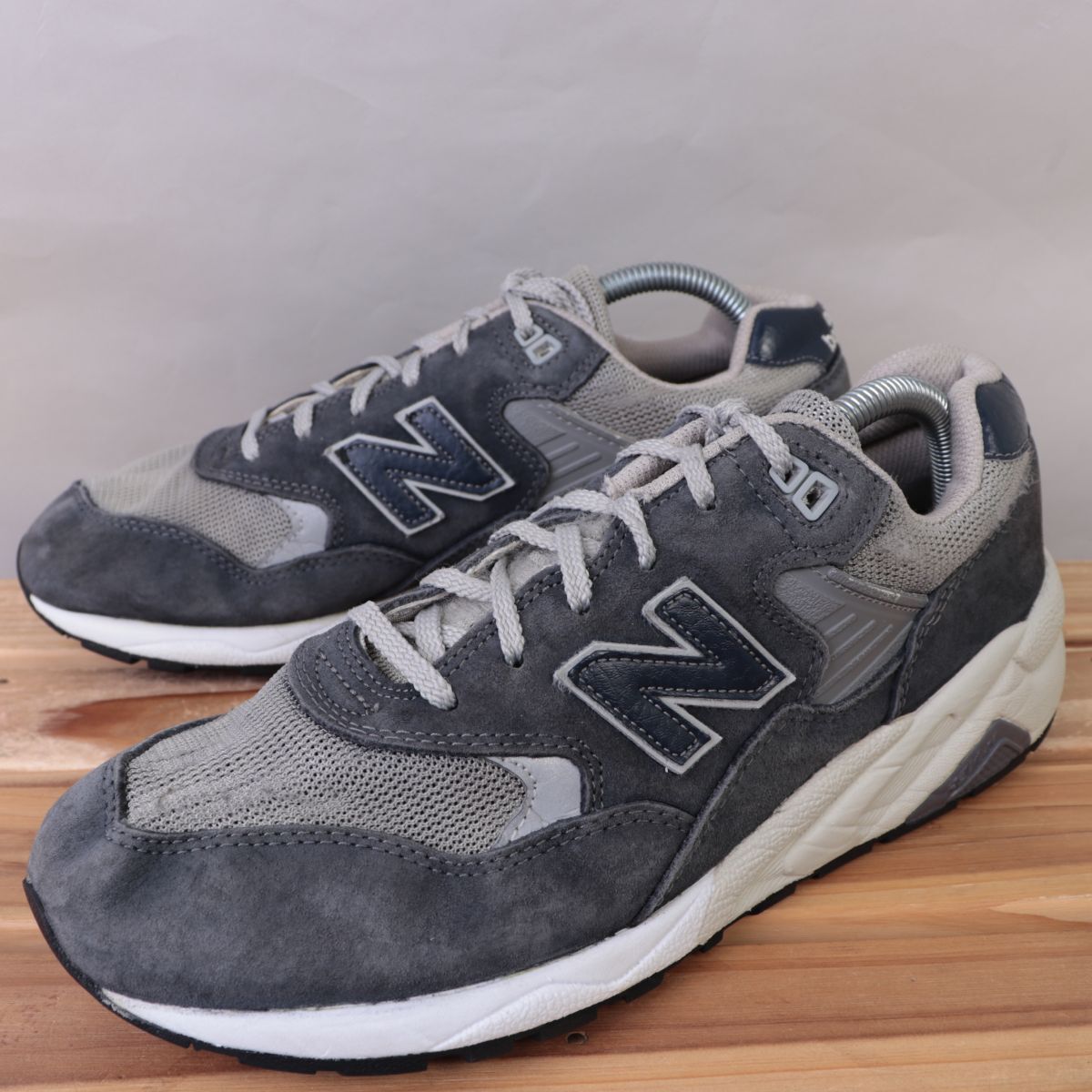 z1106【580】ニューバランス US9 27.0cm/灰 グレー 紺 ネイビー 白 ホワイト newbalance メンズ スニーカー 中古拍卖
